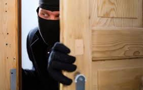 السعودية: لص محترف يسرق منزلاً رغم تواجد الأسرة داخله
