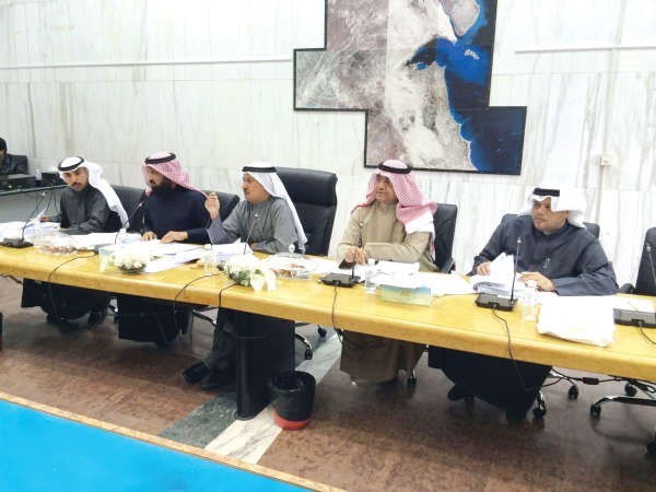 عادل الميع خلال ترؤسه اجتماع اللجنة﻿