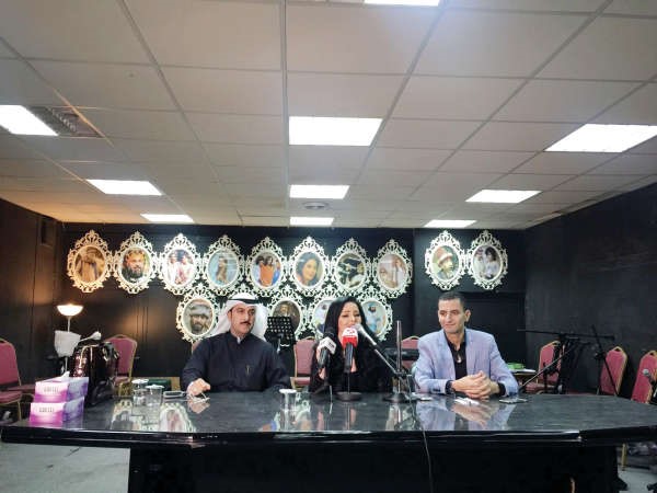 د عيسى العميري وديانا كرزون والزميل محمد جمعة في المؤتمر الصحافي﻿
