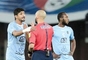 لاعب السالمية مساعد ندا في حوار مع الحكم احمد العلي 	الازرق كوم﻿