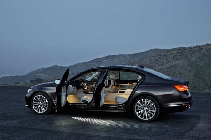 BMW الفئة السابعة.. تعريف جديد للفخامة المعاصرة