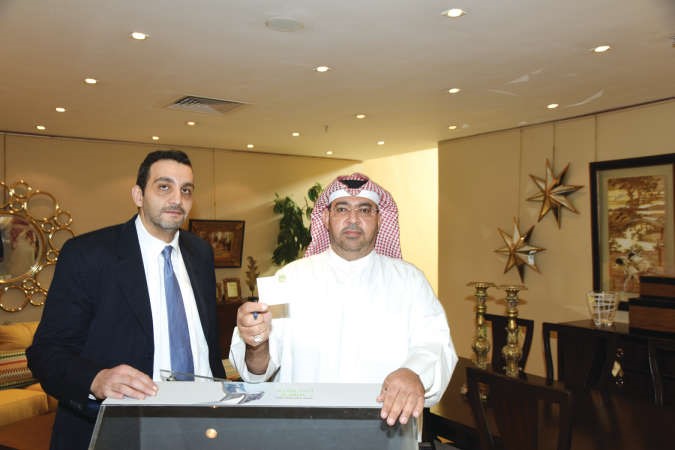 عبدالعزيز اشكناني وخالد اللباد مسؤول التسويق لحظة اجراء السحوبات
