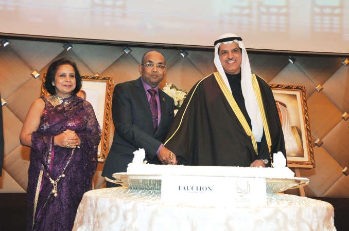 السفير علي السعيد يشارك السفير الهندي وحرمه قطع كيكة الاحتفال 