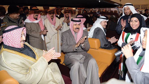 صاحب السمو الامير الشيخ صباح الاحمد وسمو ولي العهد الشيخ نواف الاحمد خلال افتتاح مهرجان الموروث الشعبي ويبدو الشيخ جابر العبدالله والشيخ فيصل السعود وسمو الشيخ ناصر المحمد والشيخ خالد العبدالله ودعبدالله المعتوق