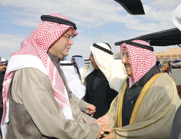صاحب السمو الامير مصافحا عبدالعزيز اسحاق
