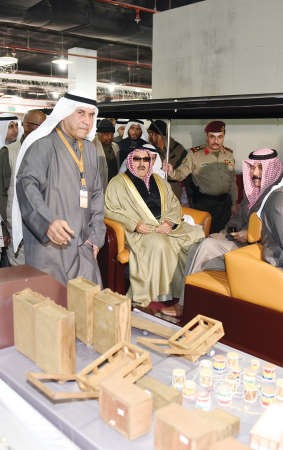  جانب من جولة صاحب السمو داخل المركز الحرفي الشبابي التراثي 