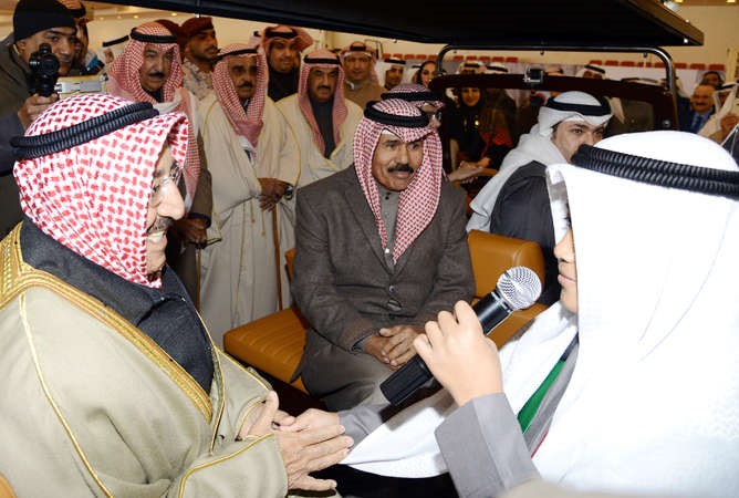 صاحب السمو الامير يستمع الى قصيدة من احد الاطفال 