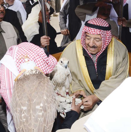  صاحب السمو الامير يطلع على احد الصقور 