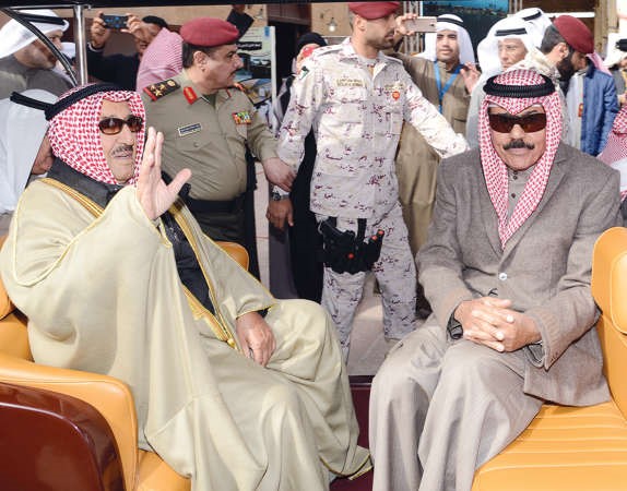 صاحب السمو الامير يحيي الحضور في القرية خلال جولته بحضور سمو ولي العهد