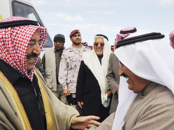 صاحب السمو الامير مصافحا محمد شرار