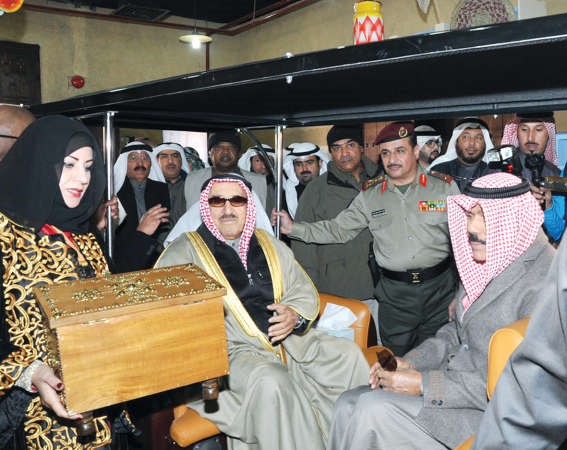 جانب من جولة صاحب السمو الامير وسمو ولي العهد داخل القرية 