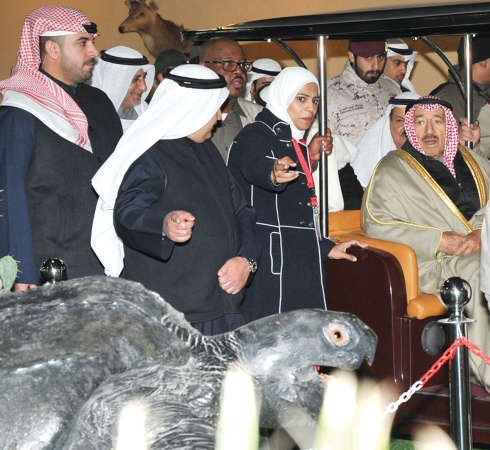  صاحب السمو يستمع الى شرح حول معرض هيئة الزراعة 