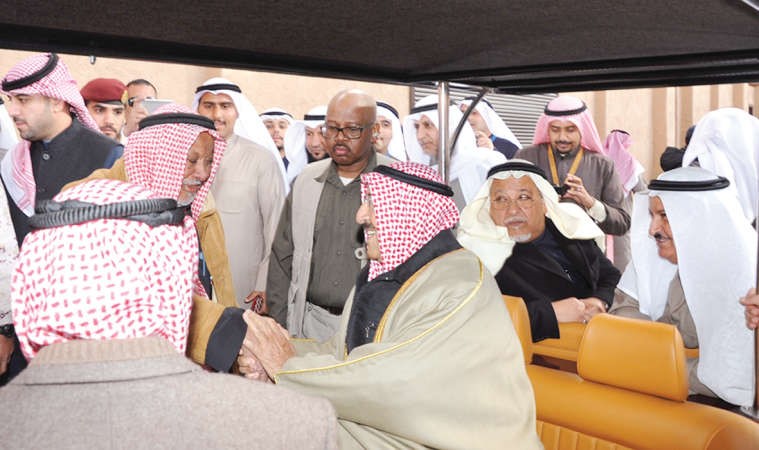  صاحب السمو الامير مصافحا احد الحضور 