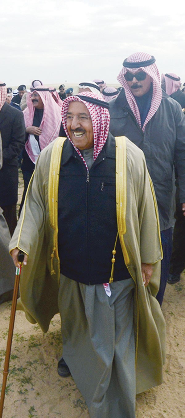 صاحب السمو الامير الشيخ صباح الاحمد لدى وصوله الى مخيم الداخلية ويبدو الشيخ محمد الخالد