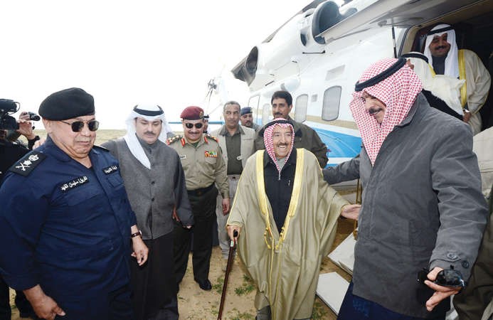 صاحب السمو الامير الشيخ صباح الاحمد لدى وصوله الى مخيم الداخلية وفي استقباله الشيخ محمد الخالد والفريق سليمان الفهد ويبدو الشيخ خالد العبدالله