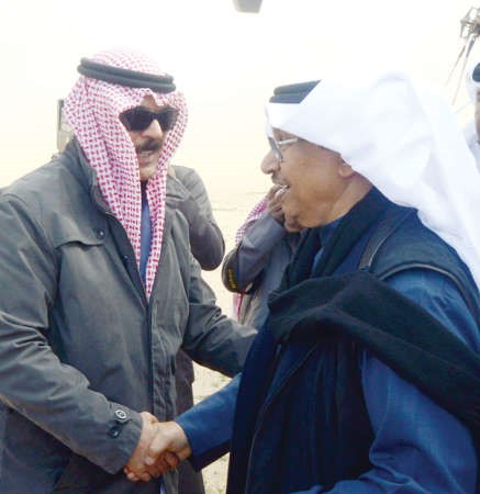 سمو الشيخ جابر المبارك مصافحا الشيخ محمد الخالد
