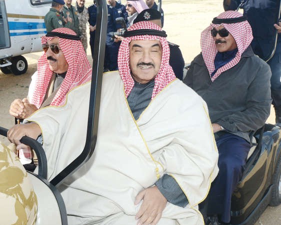 الشيخ جابر العبدالله وسمو الشيخ ناصر المحمد والشيخ محمد الخالد خلال جولة في المخيم