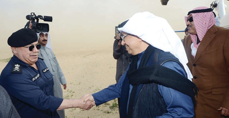 الفريق سليمان الفهد مرحبا بسمو الشيخ جابر المبارك ويبدو الشيخ صباح الخالد