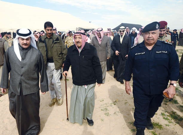 صاحب السمو الامير الشيخ صباح الاحمد وسمو ولي العهد الشيخ نواف الاحمد ورئيس مجلس الامة مرزوق الغانم والحضور خلال جولة في مخيم الداخلية