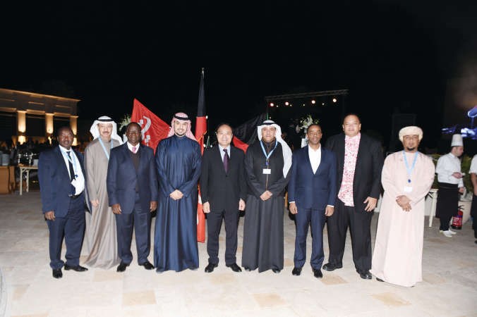 صورة جماعية يتوسطها محمد نزار النصف وم سالم الاذينة وعبد الحميد القطان وهولين جاو 