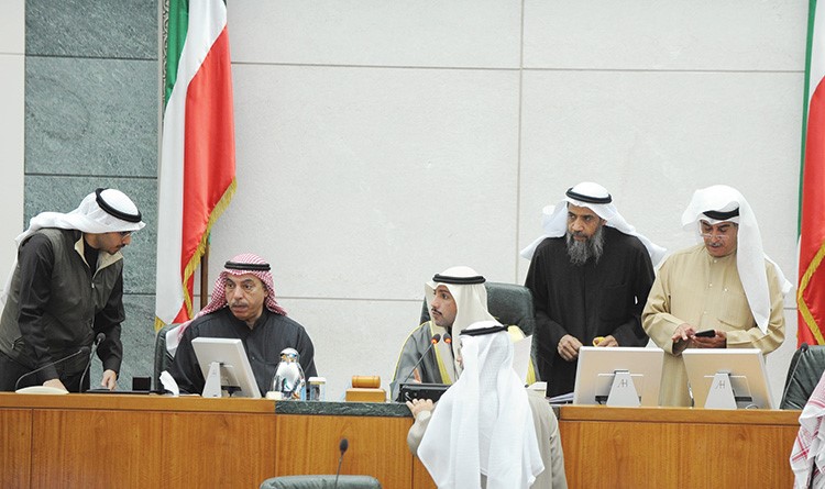رئيس مجلس الامة مرزوق الغانم على المنصة محاطا بالنواب فيصل الشايع ومعادل الخرافي ودعبدالرحمن الجيرانهاني الشمري