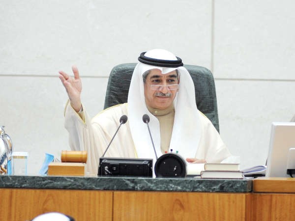 معادل الخرافي مترئسا جانبا من الجلسة﻿