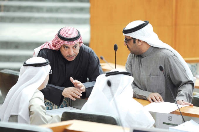 احمد القضيبي وفيصل الشايع واحمد لاري في حديث جانبي﻿