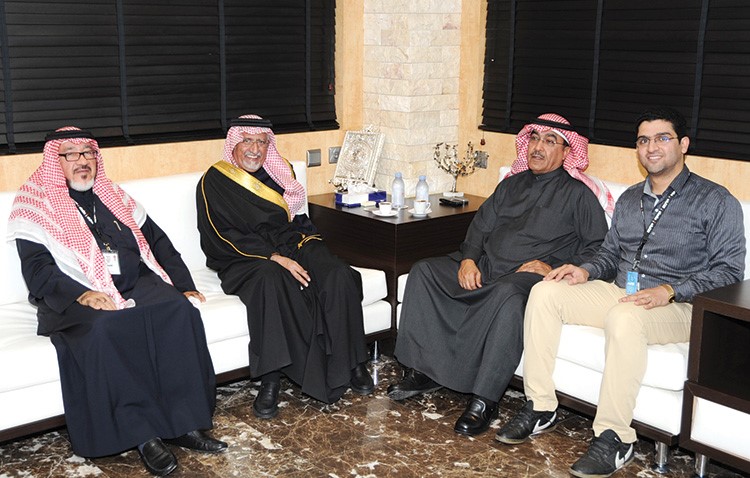 نائب رئيس التحرير الزميل عدنان الراشد مستقبلا المستشار عبدالله ال شيخ بحضور مستشار الادارة العامة الزميل يوسف عبدالرحمن والزميل شافعي سلامة هاني الشمري