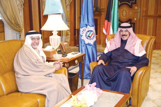 وزير الداخلية الشيخ محمد الخالد خلال لقائه المستشار عبدالله ال الشيخ