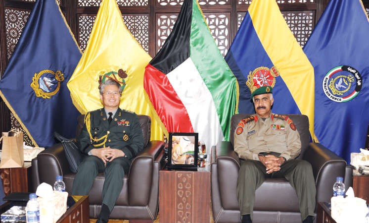 رئيس الاركان الفريق الركن محمد الخضر مستقبلا الملحق العسكري لجمهورية كوريا الجنوبية 