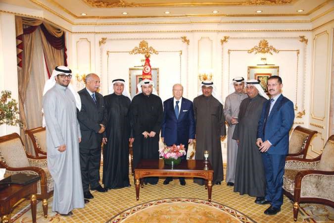 الرئيس التونسي الباجي قائد السبسي مع رؤساء تحرير وممثلي الصحف المحلية وكونا في لقطة تذكارية