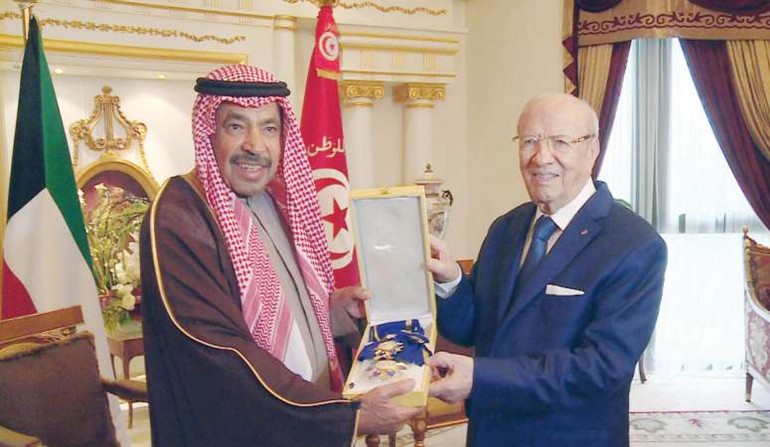 الرئيس التونسي مقلدا البابطين الوسام الثقاقي الرفيع