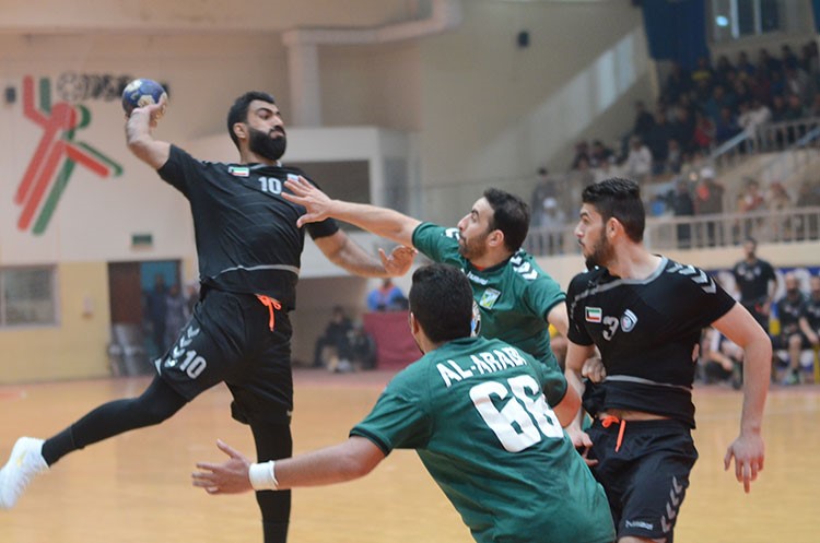 عبدالعزيز نجيب يصوب على مرمى العربي