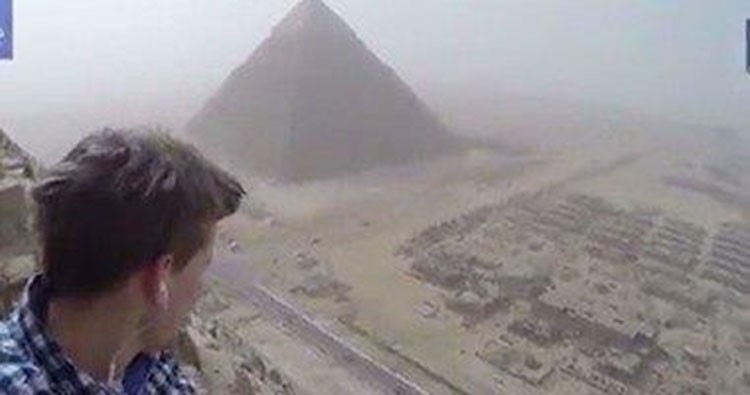 بالفيديو والصور.. مراهق ألماني يلتقط صور سيلفي من أعلى الهرم الأكبر
