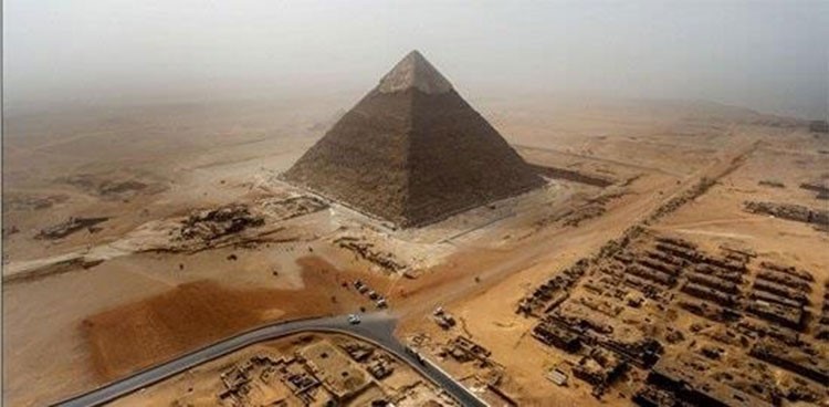 بالفيديو والصور.. مراهق ألماني يلتقط صور سيلفي من أعلى الهرم الأكبر