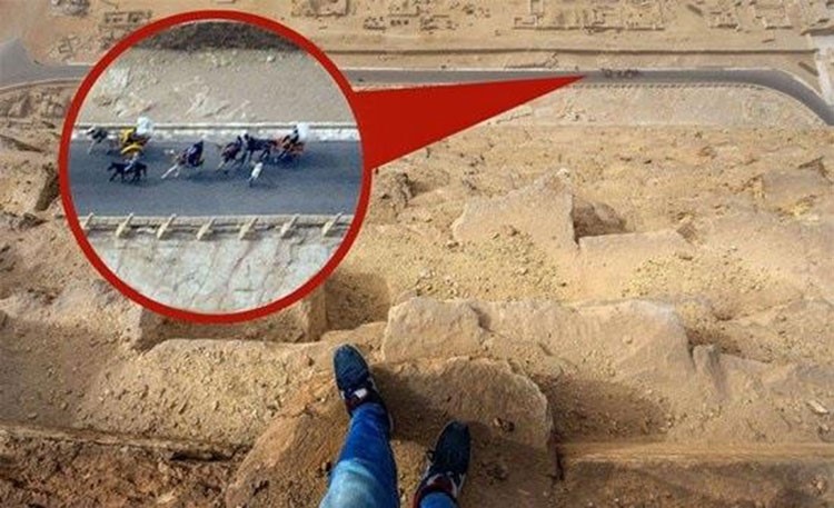 بالفيديو والصور.. مراهق ألماني يلتقط صور سيلفي من أعلى الهرم الأكبر