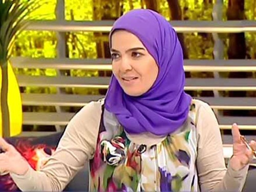 نجاة منى عبدالغني وأبنائها من الموت في حادث مروع بأمريكا