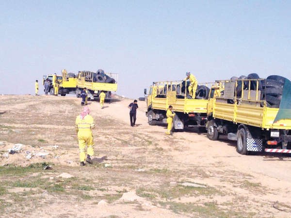 عمال واليات البلدية خلال رفع الاطارات والمخلفات