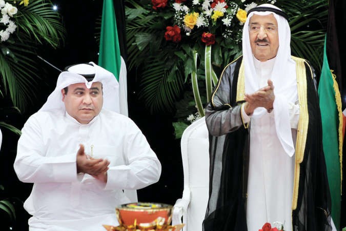صاحب السمو الامير الشيخ صباح الاحمد في زيارة سابقة لنادي المعاقين ويبدو شافي الهاجري ﻿