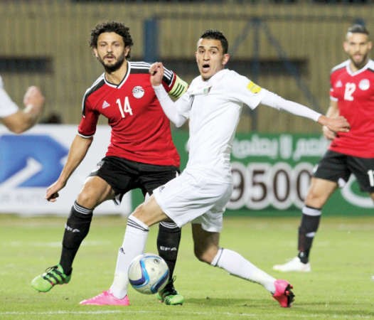 لاعب مصر حسام غالي يتعرض للرقابة من الدفاع الاردني
