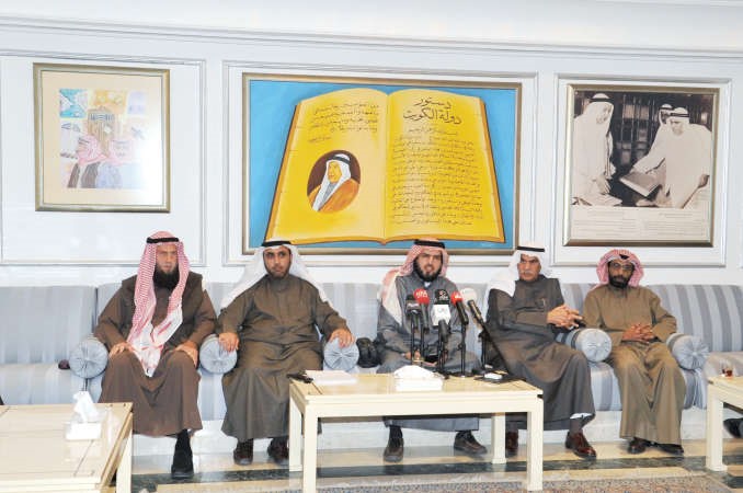 د عبيد الوسمي واحمد السعدون ود عادل الدمخي ومحمد الدلال وخالد السلطان في ديوان السعدون مساء امس الاول 	قاسم باشا﻿