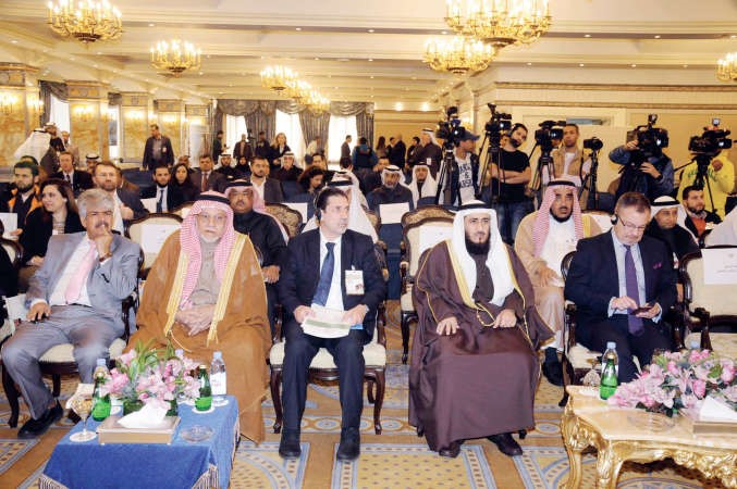 فريد عمادي والسفير البريطاني ماثيو لودج الى جانب ممثلي مؤسسات المجتمع المدني﻿