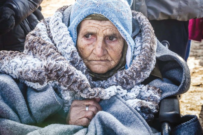 لاجئة عجوز على كرسي متحرك لدى وصولها الى قرية ميراكوفاك بعد عبورها الحدود من مقدونيا الى صربيا امس افپ ﻿