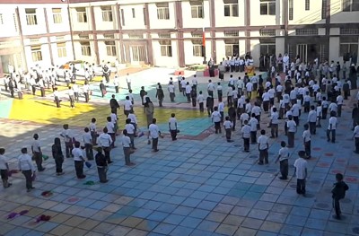 البرد يلغي الطابور في المدارس
