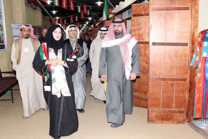 احمد الخزعل خلال جولة للتاكد من استعدادات الهيئة للمشاركة في المهرجان