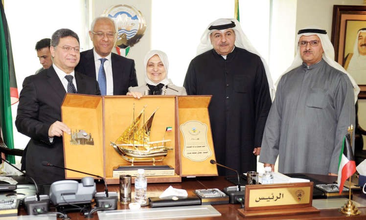 الوزيرة هند الصبيح تقدم درعا تذكارية لنظيرها المصري جمال سرور 