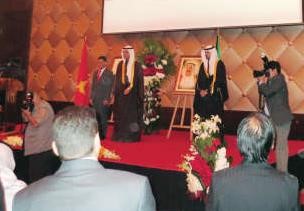السفير علي السعيد مع السفير الفيتنامي خلال اللقاء﻿