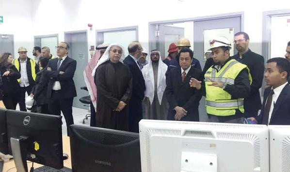 العون والسفير الماليزي داخل غرفة التحكم في المحطة