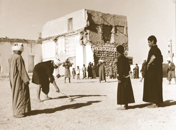﻿صبية يلعبون لعبة المقصي في احدى البرايح في قديم الكويت﻿