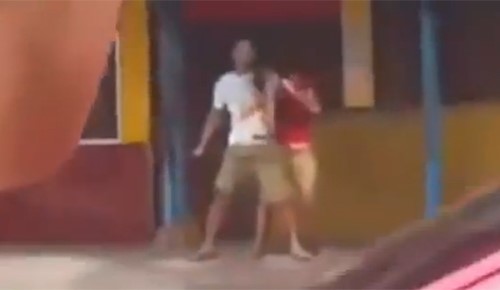 بالفيديو.. رجل يطعن رهينة احتجزها فيلاحقه المارة ويقتصون منه